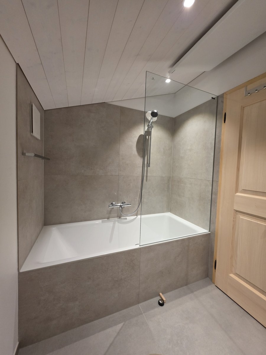 Badezimmer mit Badewanne im Ferienhaus Iseltwald