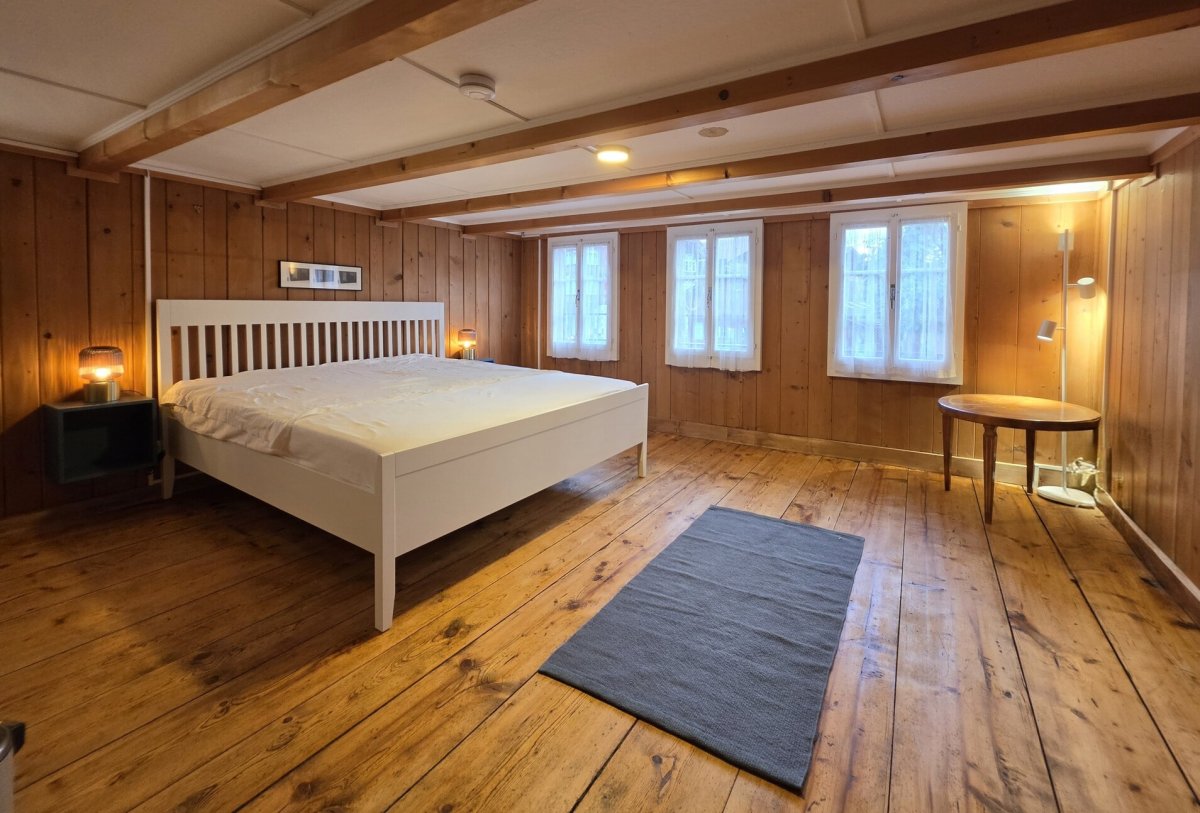 Schlafzimmer mit Dorfsicht im ersten Obergeschoss