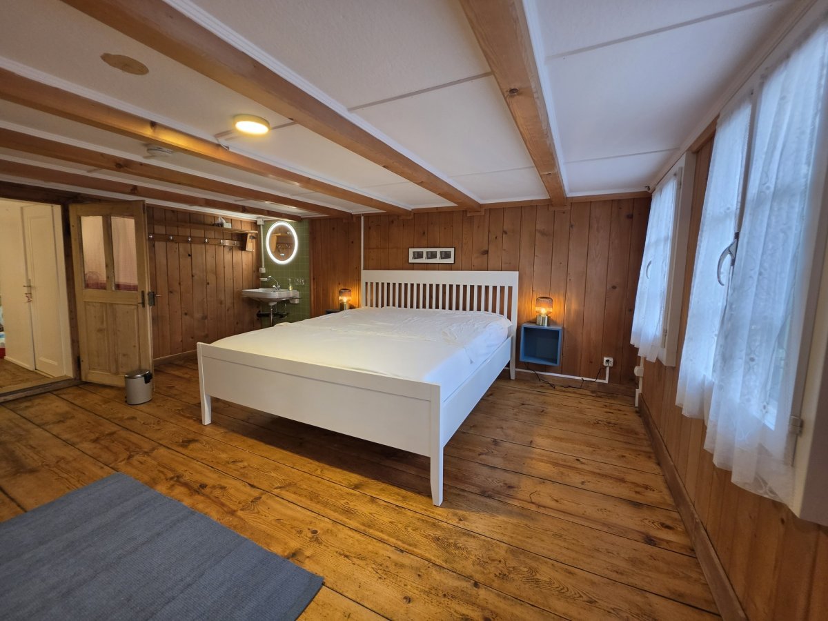 Schlafzimmer mit Dorfsicht im zweiten Obergeschoss