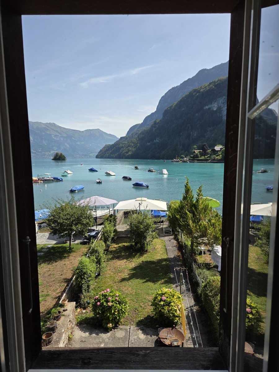 Wohnzimmer und Essbereich im Ferienhaus Iseltwald