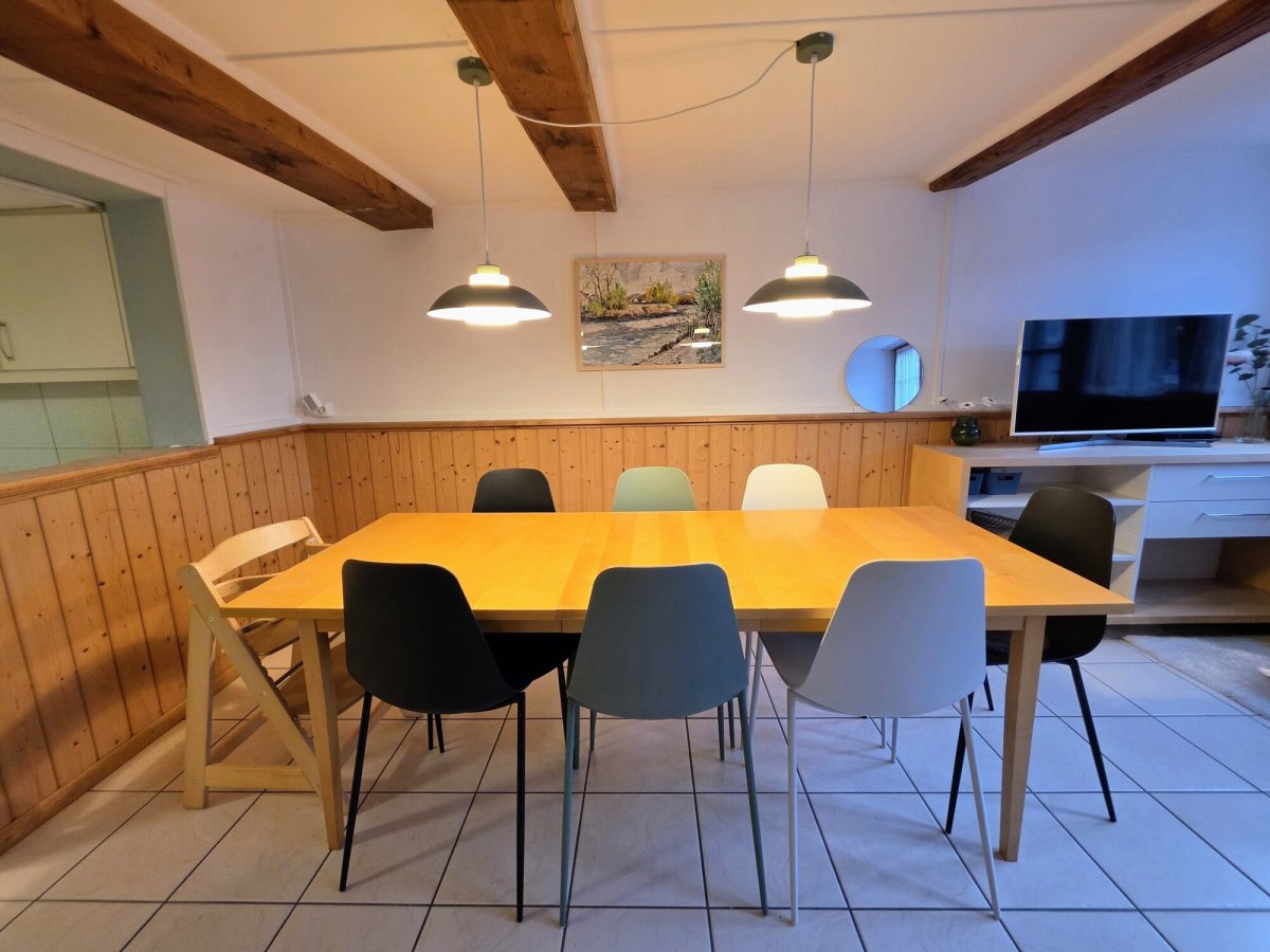 Wohnzimmer und Essbereich im Ferienhaus Iseltwald